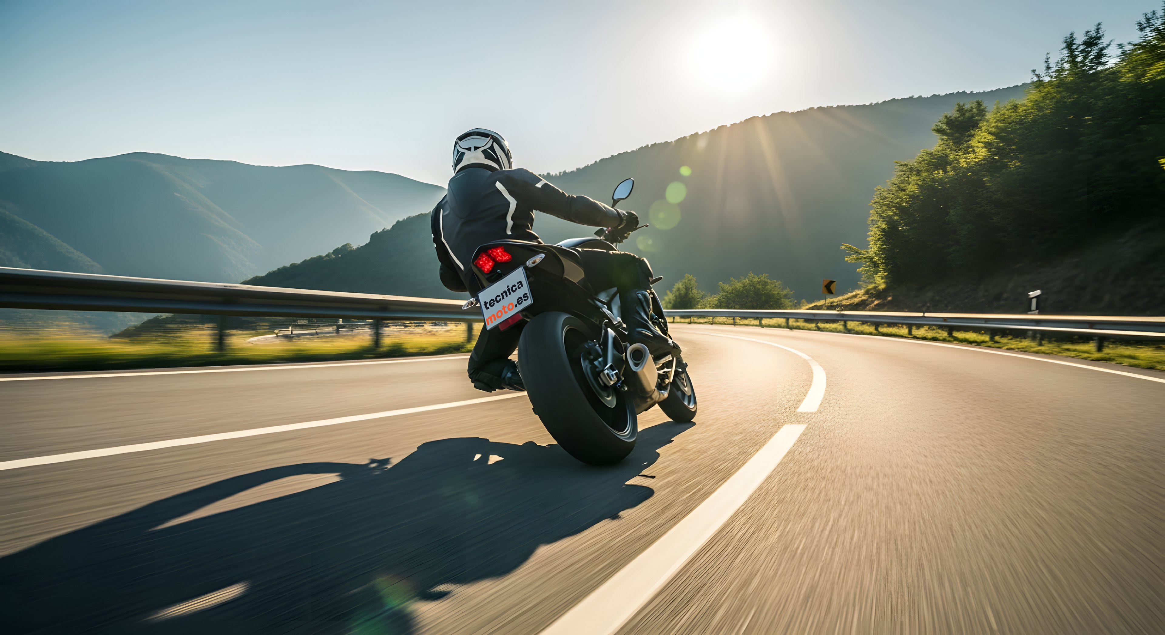 Motociclista trazando una curva de montaña con confianza